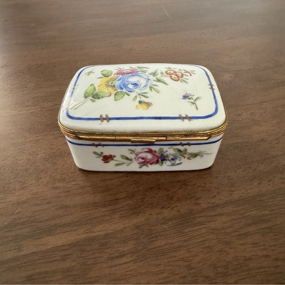 Vintage Limoges Porcelain Handpainted Floral Trinket Box signed - Picture 6 of 10
